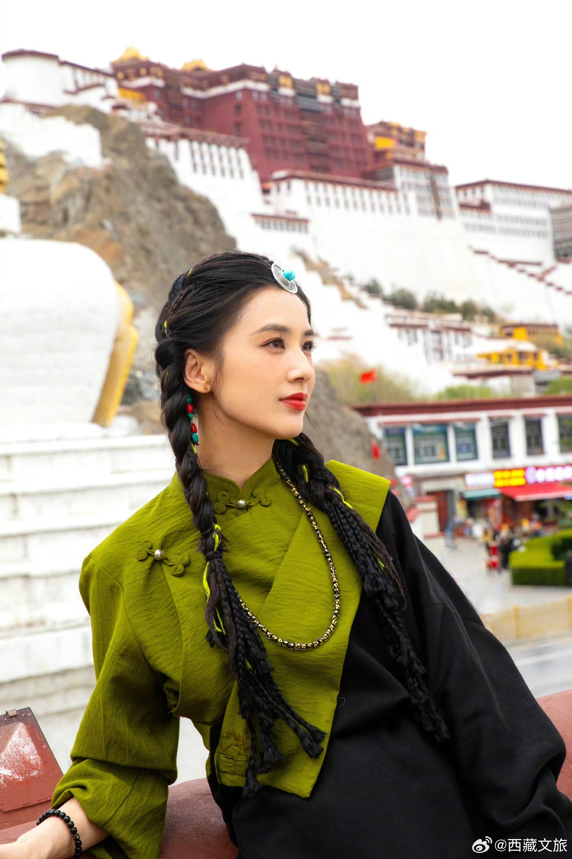 黄圣依抱臂走路气质高冷，时尚与个性的完美融合
